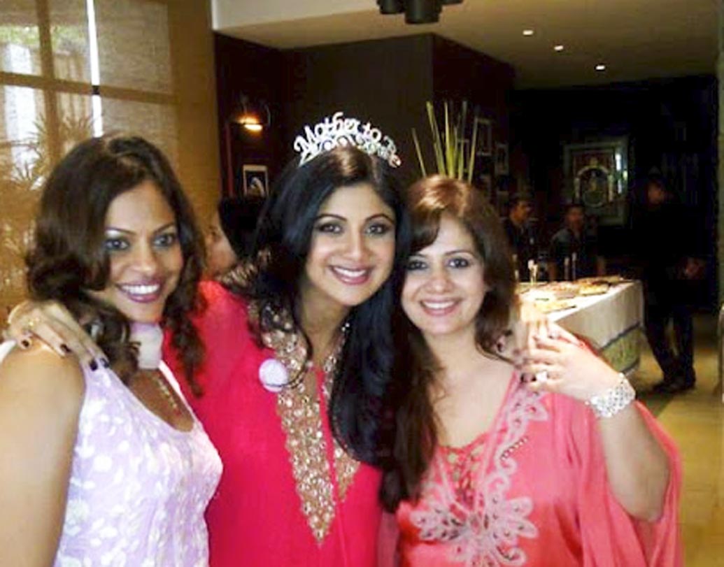 শিল্পা শেট্টি কুন্দ্রা: বেশ জাঁকজমক করেই বেবি শাওয়ার হয়েছিল শিল্পা শেট্টির। বলিউডের নামজাদা তারকারা হাজির হয়ে গিয়েছিলেন সে দিন। গোলাপি পোশাকে প্রেগন্যান্ট শিল্পাকে সে দিন পরীর মতোই দেখাচ্ছিল।