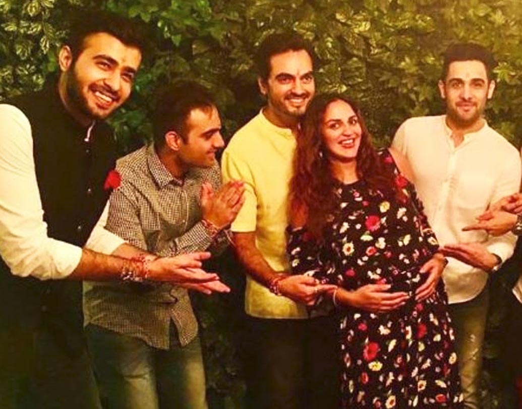 এষা দেওল: সিন্ধি কায়দায় বেবি শাওয়ার হয়েছিল এষা দেওলের। বিয়ে এবং আরও নানান অনুষ্ঠানের মধ্যে দিয়ে সম্পন্ন হয়েছিল সেই অনুষ্ঠান। এষার বোনও তাঁর জন্য আরেকটি বেবি শাওয়ারের আয়োজন করেছিলেন।