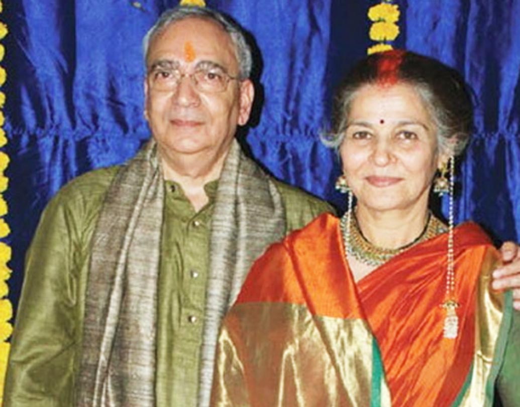 সুহাসিনী মুলে: ৬০ বছর বয়সে এসে ভালবাসার মানুষটিকে খুঁজে পেয়েছিলেন অভিনেত্রী সুহাসিনী মুলে। না, আগে বিয়ের পিঁড়িতে বসেননি অভিনেত্রী। ইন্টারনেটে পরিচয়, ডাক্তার অতুল গুরুতুর সঙ্গে। আর তার পরেই প্রেম আর সেখান থেকেই বিয়ে।