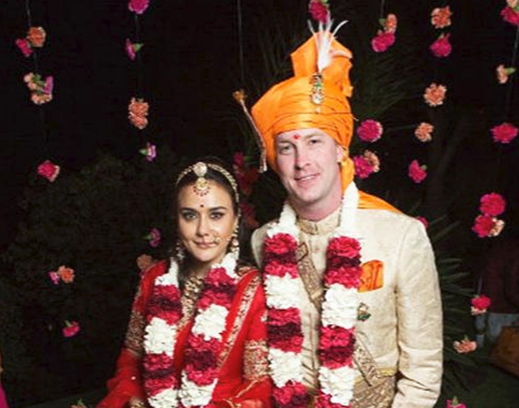 প্রীতি জিন্টা: দেশে নয়, বিদেশে গিয়ে ৪১ বছর বয়সে প্রেমে পড়েন প্রীতি জিন্টা। প্রীতির লভ লাইফ নিয়ে অনেক বিতর্ক হয়েছে। তবে শেষ পর্যন্ত জেনে গুডএনাফকেই বিয়ে করেন প্রীতি।