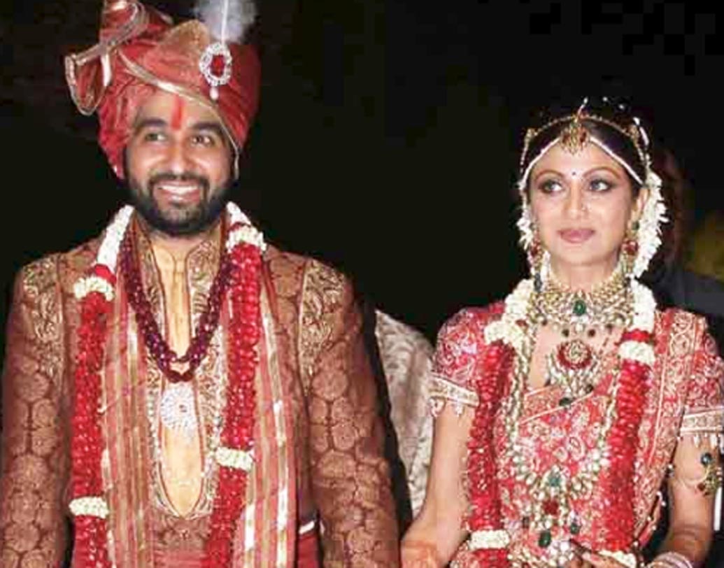 শিল্পা শেট্টি: বিগ ব্রাদার সিজন ফাইভ জয়ের পরই বিয়ের পিঁড়িতে বসেন শিল্পা। ৩৪ বছর বয়সে শিল্পপতি রাজ কুন্দ্রাকে বিয়ে করেন শিল্পা।