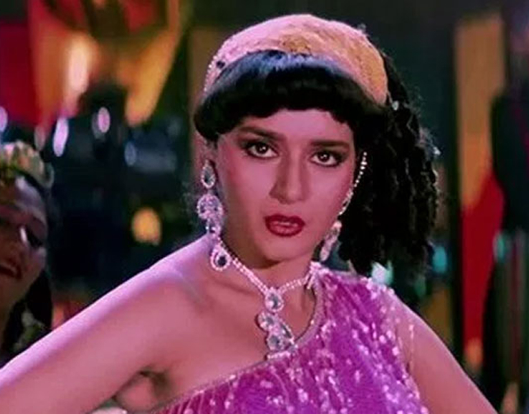 বলিউডের ডান্সিং ডিভাকে নিয়ে নব্বইয়ের দশকে এসে মাতামাতি আরও বেড়ে যায়। ‘তেজাব’ সিনেমায় তার ‘এক দো তিন’, ‘বেটা’ সিনেমায় ‘ধক ধক করনে লগা’-ভুলতে পারবেন না কি সিনেপ্রেমীরা?