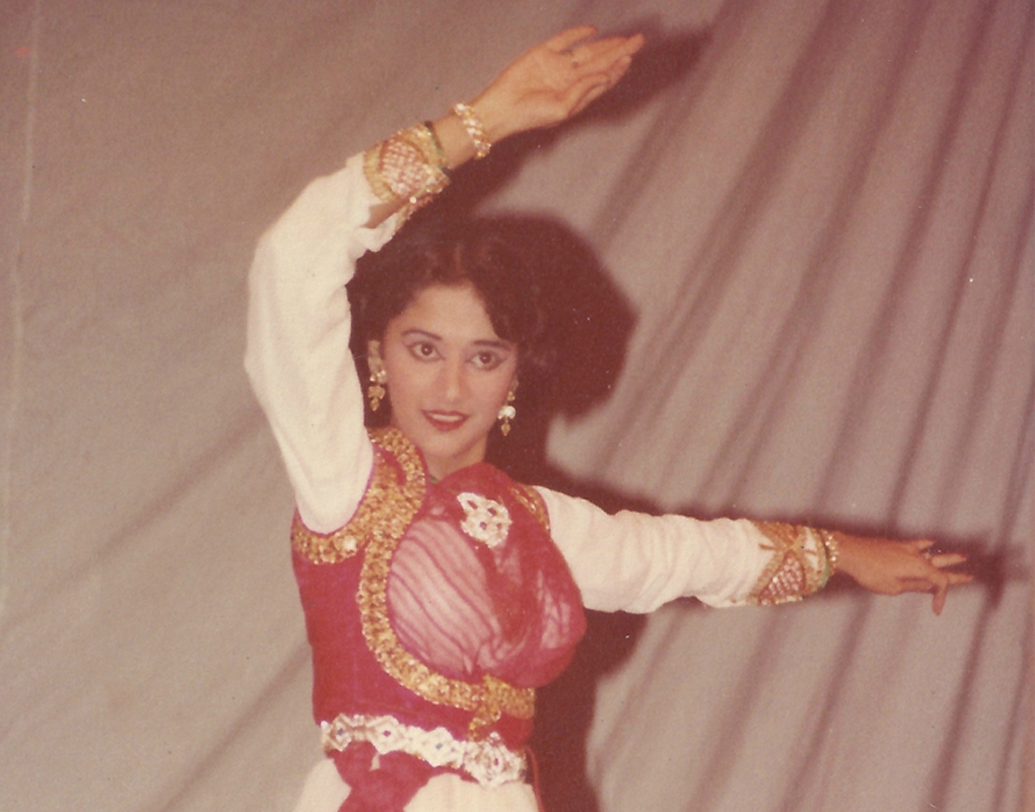 মেয়ের মনে সারাক্ষণ শুধু নাচ আর অভিনয়। কী যে হবে! নয় বছর বয়সেই গুরুপূর্ণিমার উৎসবে নাচের পর মহারাষ্ট্রের এক সাংবাদিক লিখলেন প্রতিভাময়ীর সম্পর্কে। রক্ষণশীল মারাঠি পরিবারের মনে ভয় ধরল আরও।