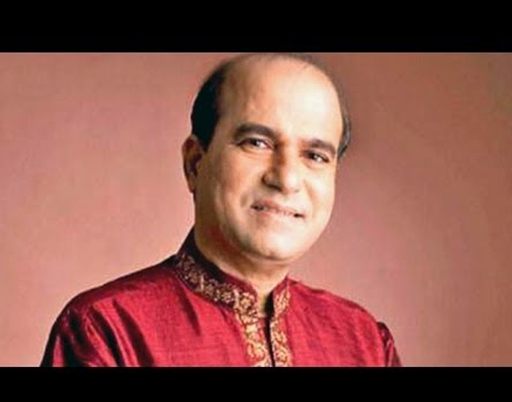 অবশেষে সৎ পাত্র খুঁজে পেলেন মাধুরীর বাবা-মা। গায়ক সুরেশ ওয়াডকরের কাছে মাধুরীকে বিয়ের প্রস্তাব পাঠালেন তাঁর বাবা-মা।