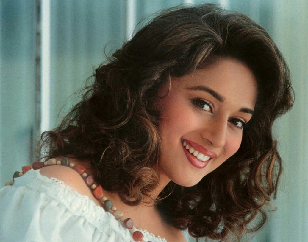 বলিউডে সবে তখন কয়েকটা গান গেয়েছেন সুরেশ। তবে ১২ বছরের ছোট মাধুরীকে বিয়ে করতে তিনি মোটেও রাজি নন। কারণ মাধুরী নাকি খুব রোগা।