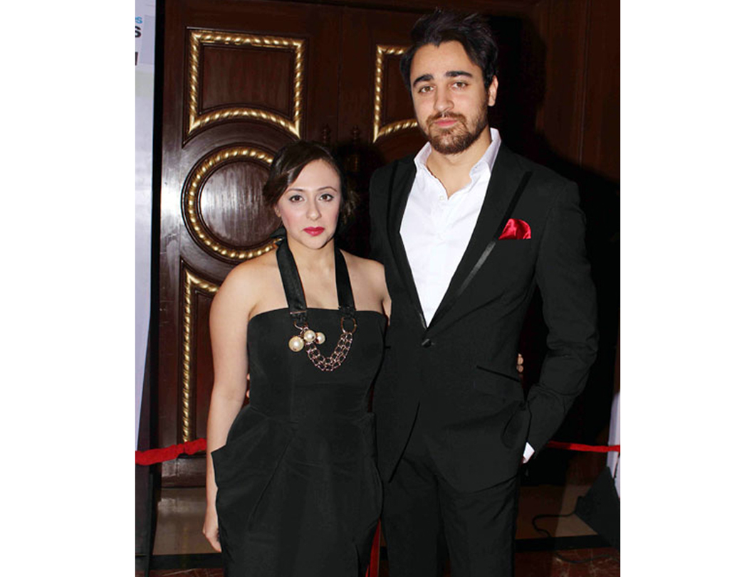 ইমরান খান: মাত্র ১৮ বছর বয়সে স্ত্রী অবন্তিকা মালিকের সঙ্গে পরিচয় হয় ইমরানের। নিজের বার্থ ডে পার্টিতেই অবন্তিকাকে প্রোপোজ করেছিলেন ইমরান।বলিউডে কঠোর পরিশ্রমের সময় পাশে ছিলেন অবন্তিকাই। ২০১১ সালে ১০ জানুয়ারি পরিণয়সূত্রে বাঁধা পড়ে এই জুটি।