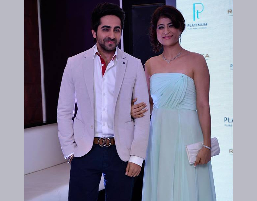 আয়ুষ্মান খুরানা: স্ত্রী তাহিরাই ছিলেন তাঁর ফার্স্ট ক্রাশ। তাহিরারও তাই। তবে প্রোপোজটা করেছিলেন আয়ুষ্মানই। আর ফ্যামিলি ফ্রেন্ড বলে কথা। দশ বছরের প্রেমের পর তারপর বিয়ের সিদ্ধান্ত নেন এই জুটি।