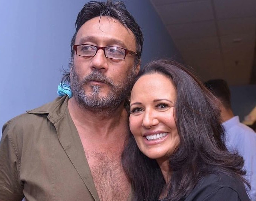 জ্যাকি শ্রফ: স্ত্রী আয়েষার সঙ্গে আলাপ একেবারে কৈশোরে। মাত্র ১৩ বছর বয়সে প্রথমে ভাললাগাই ছিল। তারপর বন্ধুত্ব, আর সেখান থেকেই প্রেম। স্ত্রী আয়েষাকে রেকর্ড শুনতে দিয়েছিলেন। সেটা শুনেই তৈরি হয় ভাল লাগা।