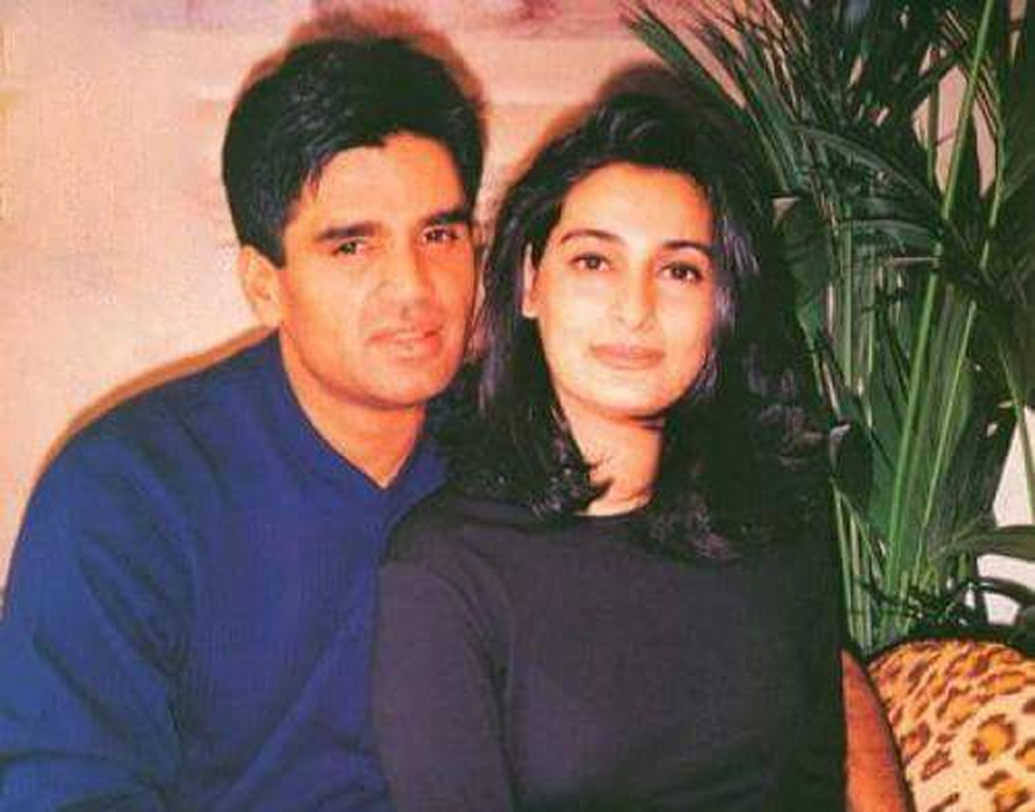 সুনীল শেট্টি: স্ত্রী মানার সঙ্গে আলাপ একটা বেকারি শপে। তাও নাকি পেস্ট্রি খাওয়ার সময়! মানাকে এতটাই ভাল লেগেছিল, তাঁর বোনের সঙ্গে বন্ধুত্ব পাতিয়ে ফেলেন সুনীল। নয় বছর প্রেমের পর ঘর বাঁধেন তাঁরা।