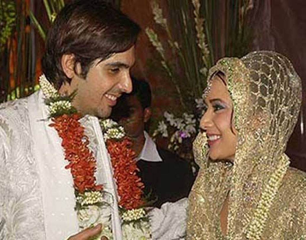 জায়েদ খান: বন্ধুত্ব থেকেই এক্কেবারে বিয়ে। বলিউড তারকা জায়েদ খান ও তার স্ত্রী মালাইকা পারেখের প্রেম ও বন্ধুত্ব একেবারে ছোটবেলায়। তবে মালাইকার সঙ্গে বন্ধুত্ব করার জন্য দীর্ঘদিন অপেক্ষা করেছেন জায়েদ। ২০০৫ সালে বিয়ে করেছেন তাঁরা।