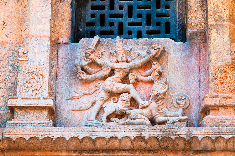 বিবর্তিত: মহিষমর্দিনী দুর্গা। বৃহদীশ্বর মন্দির প্রাঙ্গণে সুব্রহ্মণ্য মন্দিরের প্রস্তরভাস্কর্য। তাঞ্জোর, তামিলনাড়ু