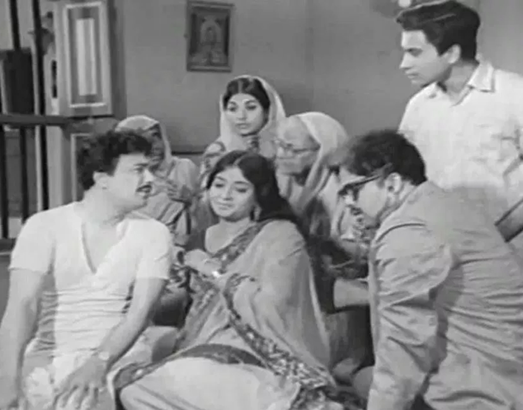 ধন্যি মেয়ে (১৯৭১): ছবিটি এতটাই জনপ্রিয় যে ‘সব খেলার সেরা বাঙালির তুমি ফুটবল’ গানটি বাঙালির ‘অ্যানথেম’ হয়ে গিয়েছে। উত্তম কুমার, সাবিত্রী চট্টোপাধ্যায়, জয়া ভাদুড়ি অভিনীত ছবিতে ফুটবলের সঙ্গে ছিল মিষ্টি প্রেমের ছোঁয়াও।