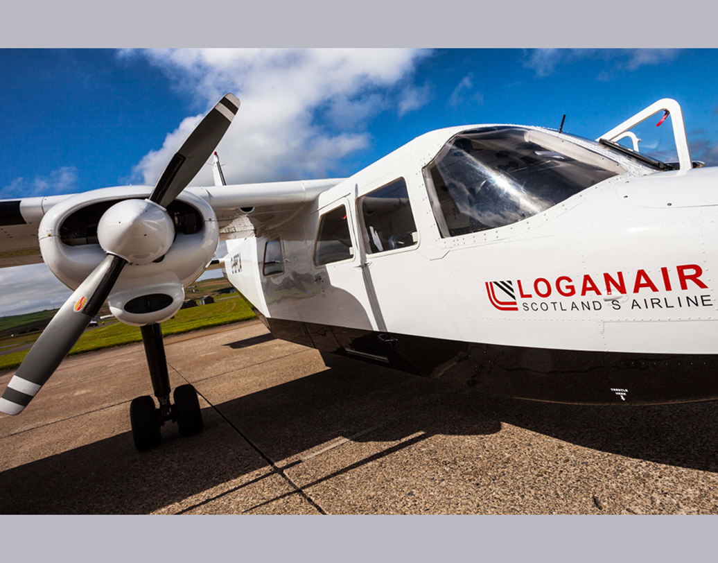 স্কটল্যান্ডের উত্তর দিকে ওর্কনের কাছে ওয়েস্ট্রে আর পাপা ওয়েস্ট্রে দ্বীপের মধ্যে ১৯৬৭ সাল থেকে লগানেয়ার গোষ্ঠীর বিমান চলাচল করে।