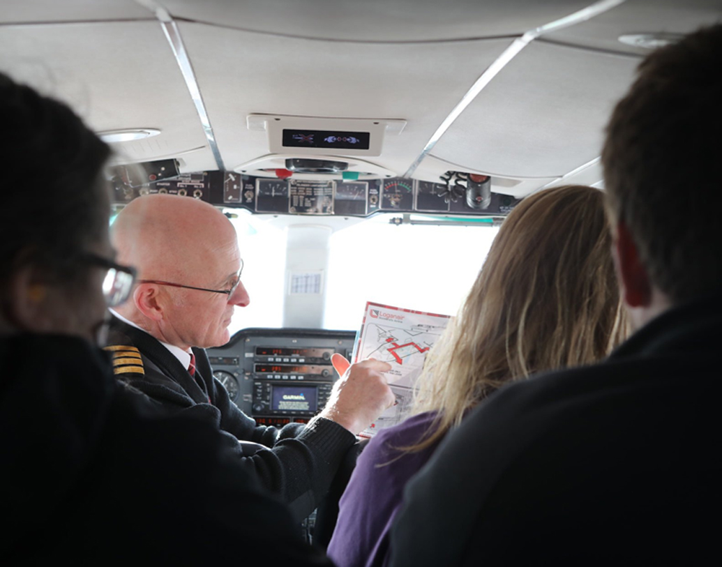 ডেলি প্যাসেঞ্জারি। ডাক্তার, ব্যাঙ্কার, পুলিশ অফিসার এমনকি স্থানীয় অধিবাসীরাও দুটি দ্বীপের মধ্যে যাতায়াতের জন্য এই বিমানই ব্যবহার করেন।