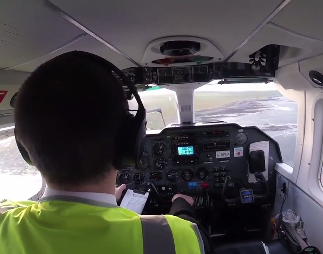 ওর্কনে থেকে এই লাইফলাইন বিমানটিই ইডে, নর্থ রোনাল্ডসে, সানডে, স্ট্রনসে-সহ  অন্য দ্বীপে যাতায়াতের একমাত্র উপায়।