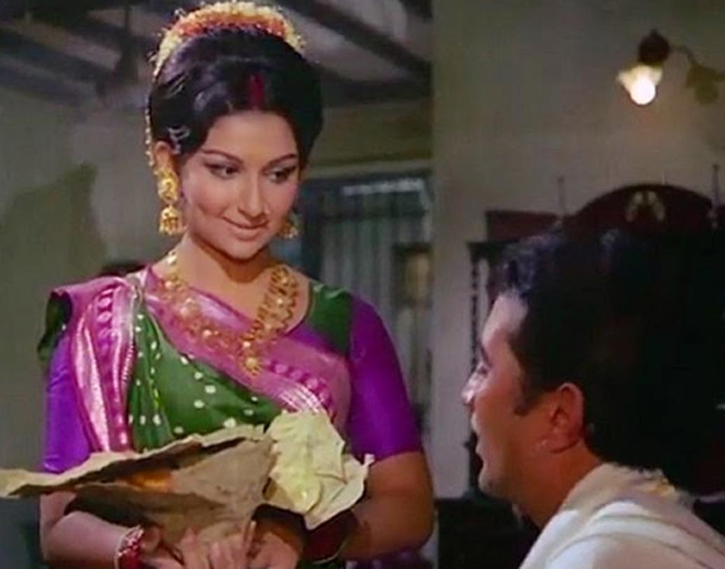 শর্মিলা ঠাকুর: ‘অমর প্রেম’ ছবিতে রাজেশ খন্নার বিপরীতে শর্মিলা ঠাকুরের অভিনয় আজও ভোলেনি দর্শক। ‘পুষ্পা আই হেট টিয়ারস’ সংলাপটি এখনও বেশ জনপ্রিয়।