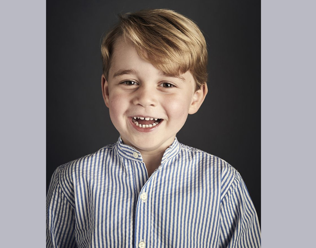 জর্জের চার বছরের জন্মদিনেও লন্ডনের কেনসিংটন প্রাসাদে তোলা ছবি শেয়ার করেছিল ব্রিটেনের রাজপরিবার। মন ভাল করা হাসিটা ছিল সেই ছবিতেও।