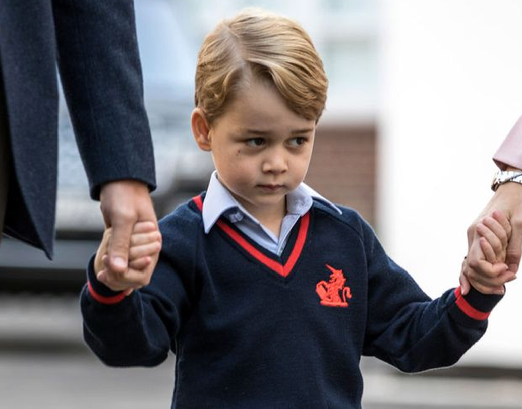 এক বছর হল স্কুলে যাচ্ছে সে। প্রথম দিন স্কুল যেতে খুদের একটু ভয় করছিল। স্মার্ট গেট-আপের এই পুঁচকে রাজকুমারকে ভাল না বেসে উপায় নেই।