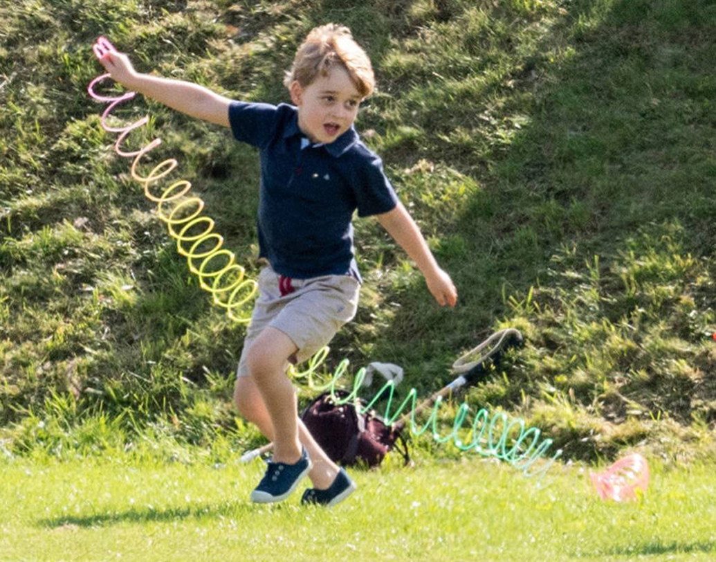 হেলিকপ্টার আর বিমান হল জর্জের পছন্দের খেলনা। বাবার মতোই হয়তো বিমানচালক হতে চায় সে।