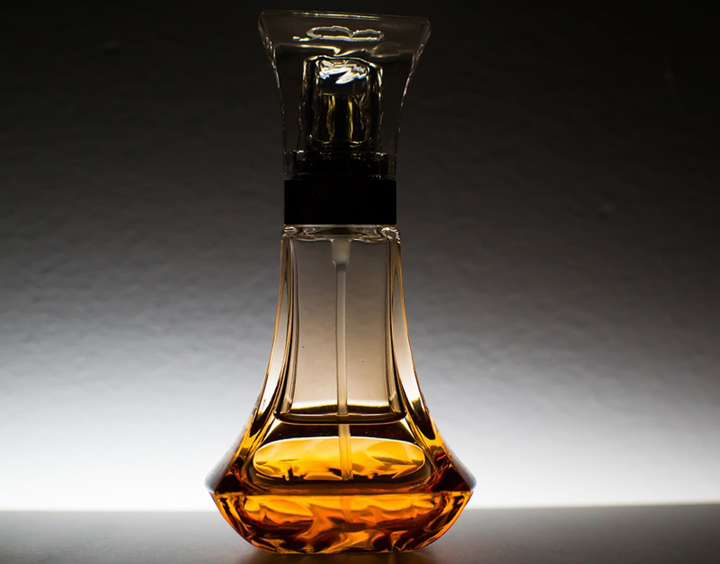 খাবারের তেল থেকে সিংহভাগ ফ্যাট জমে শরীরে। বেশি তেল এড়াতে রান্নাঘরে রাখুন তেলের স্প্রে। তেলের বোতল বা বয়ামের বদলে স্প্রে ব্যবহার করলে খাবারে তেলের পরিমাণ কমবে। তেল কমলেই শরীরে ফ্যাট কমবে। ছবি: আনস্প্ল্যাশ।