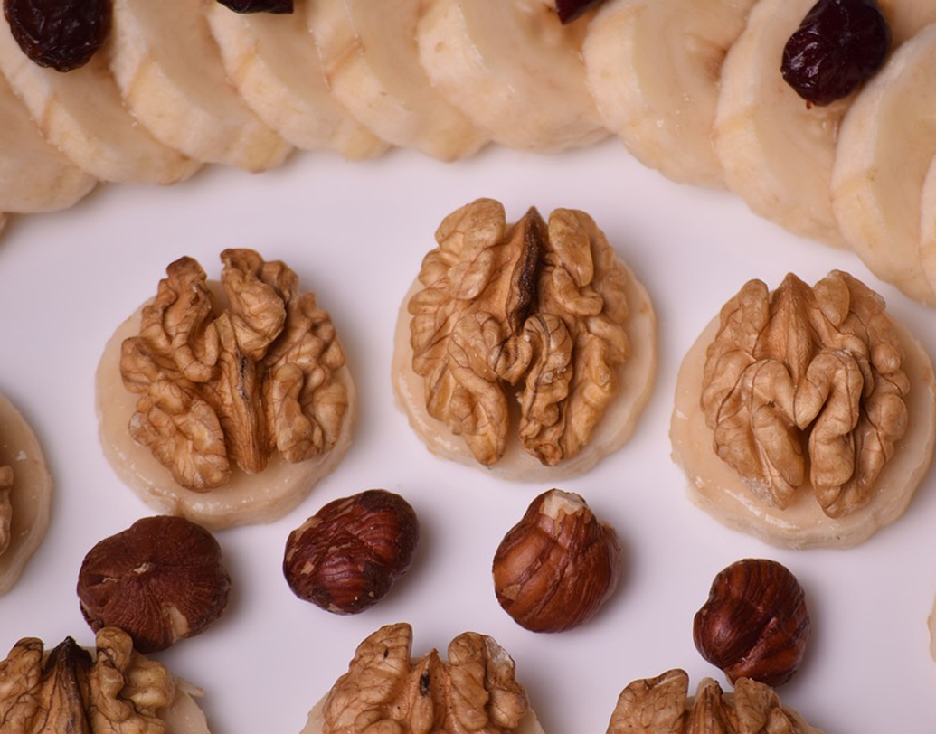 রান্নাঘরের ক্যাবিনেটে রাখুন কাজুবাদাম, কিসমিস, আখরোট, কাঠবাদামের বয়াম। হালকা খিদে পেলে অকারণ স্ন্যাক্স থেকে বাঁচতে সেরা উপায় এটাই। এরা যেমন ওজন কমাবে তেমন পেটও ভরাবে। ছবি: পিক্সঅ্যাবে।