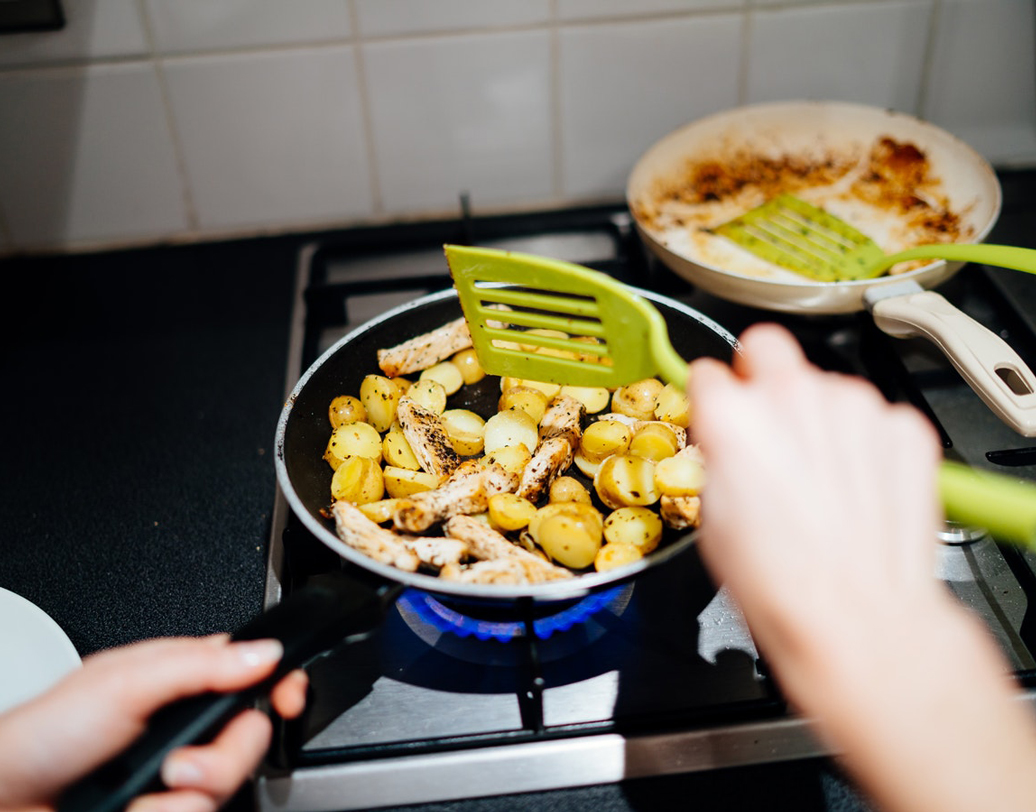 রান্নায় ব্যবহার করুন নন স্টিক প্যান। বাসনে জমা তেল খাবারকে অস্বাস্থ্যকর বানায়। তেল কম লাগে এমন বাসন ব্যবহারে অসুখ কমার সঙ্গে ওজনও কম থাকে। এয়ার ফ্রায়ারও হতে পারে ভাল বিকল্প। ছবি: আনস্প্ল্যাশ।