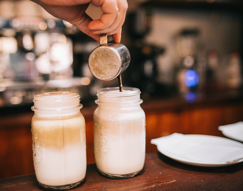 রান্নাঘরে রাখতেই পারেন মনের মতো ম্যাসন। আজকাল বাহারি নানা ম্যাসন বিক্রি হয়। এরা রান্নাঘরের সৌন্দর্য তো বাড়ায়ই, সঙ্গে এই ম্যাসনেই জমিয়ে রাখতে পারেন নিজের স্যালাড, ওটমিল বা ফুল ক্যালোরি ডায়েট। প্রয়োজনে ডায়েটের খাবার এই ম্যাসনে করে অফিসেও নিয়ে যেতে পারেন। ছবি: আনস্প্ল্যাশ।