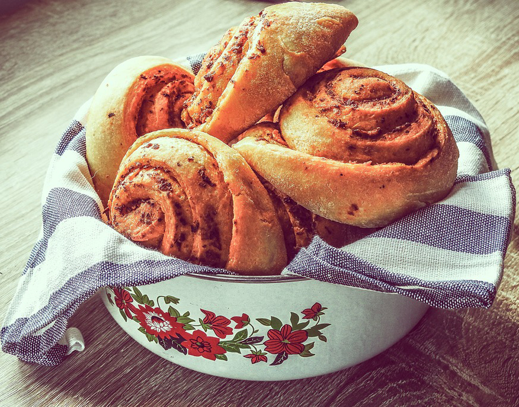 রান্নাঘরের বাসন মুছতে যে তোয়ালে বা কাপড়ের টুকরো ব্যবহার করেন, তা তেলচিটে নয় তো? সে দিকে খেয়াল রাখুন। তেলচিটে তোয়ালের জমে থাকে তেল বাসনের গায়ে লেগে থাকলে খাবার অস্বাস্থ্যকর তো হয়ই, সঙ্গে পুরনো তেল ক্ষতি করে পাকস্থলীর। ওজনও বাড়ায় অনেক। ছবি: পিক্সঅ্যাবে।