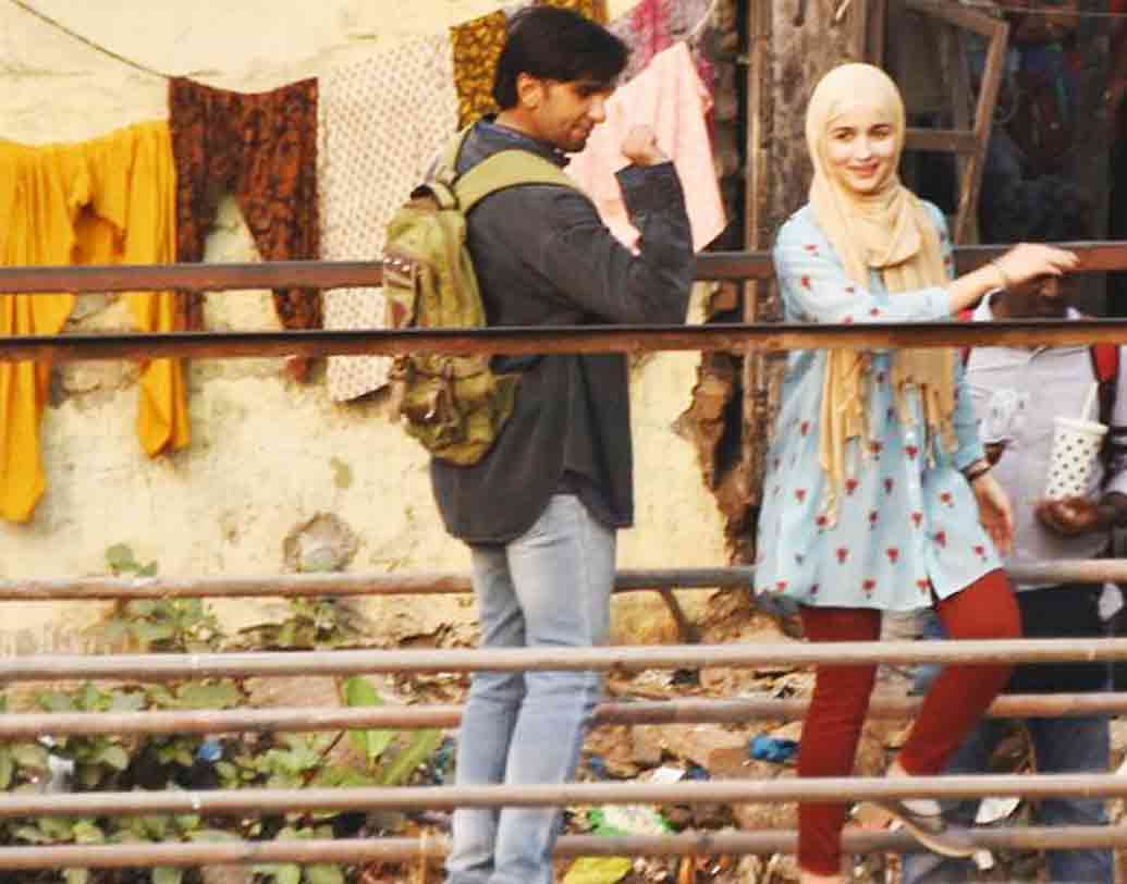 গাল্লি বয়: প্রথম বার আলিয়া ভট্ট আর রণবীর সিংহকে অনস্ক্রিন রোম্যান্স করতে দেখা যাবে এই ছবিতে। সৌজন্যে জ়োয়া আখতারের ‘গাল্লি বয়’। মুম্বইয়ের নারাসাপুরার র‌্যাপারদের নিয়ে তৈরি এই ছবি। রণবীর সিংহ এই ছবিতে একজন র‌্যাপার। সব ঠিক থাকলে আগামী বছরের ১৪ ফেব্রুয়ারি মুক্তি পেতে চলেছে এই ছবি।