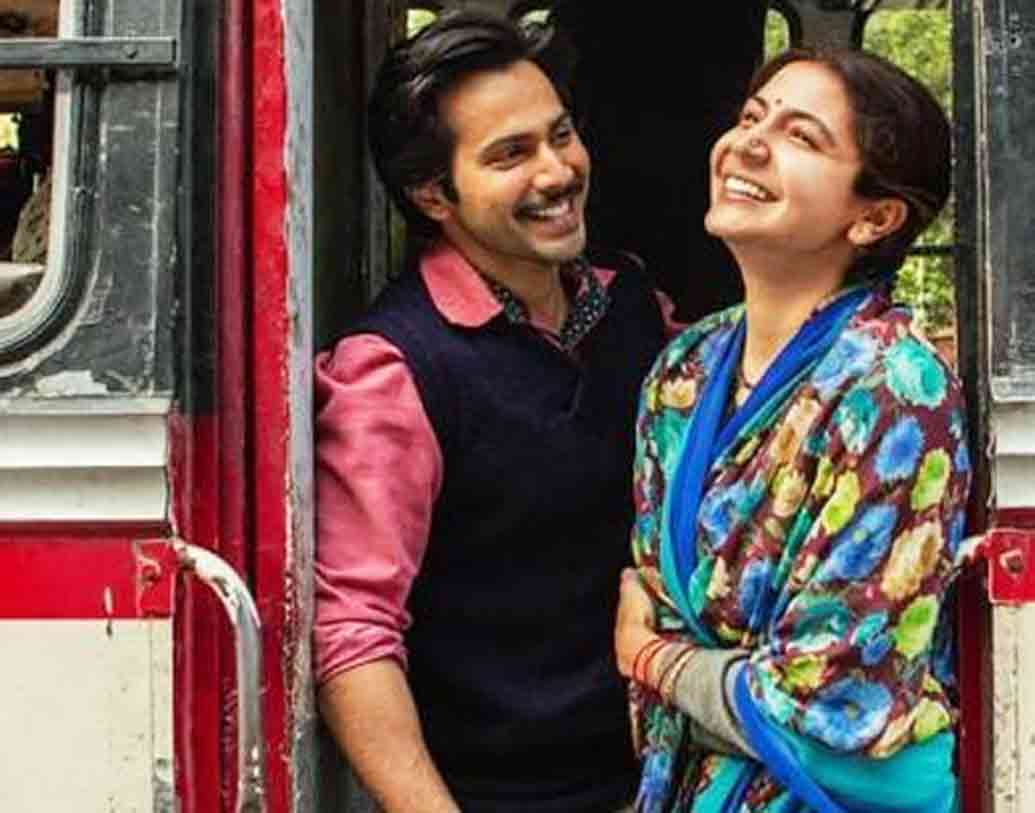 সুই ধাগা: বরুণ ধওয়নের সঙ্গে প্রথম বার স্ক্রিন শেয়ার করতে চলেছেন অনুষ্কা শর্মা। ‘মেক ইন ইন্ডিয়া’ ক্যাম্পেন থেকে অনুপ্রাণিত এই ছবির নাম ‘সুই ধাগা’। কিছু দিন আগেই দিল্লিতে শুটিং হচ্ছিল ছবিটির। আর সেখানেই পাপারাৎজিদের ক্যামেরাবন্দি হন বরুণ আর অনুষ্কা। চলতি বছরের সেপ্টেম্বরে মুক্তি পাওয়ার কথা এই ছবিটির।