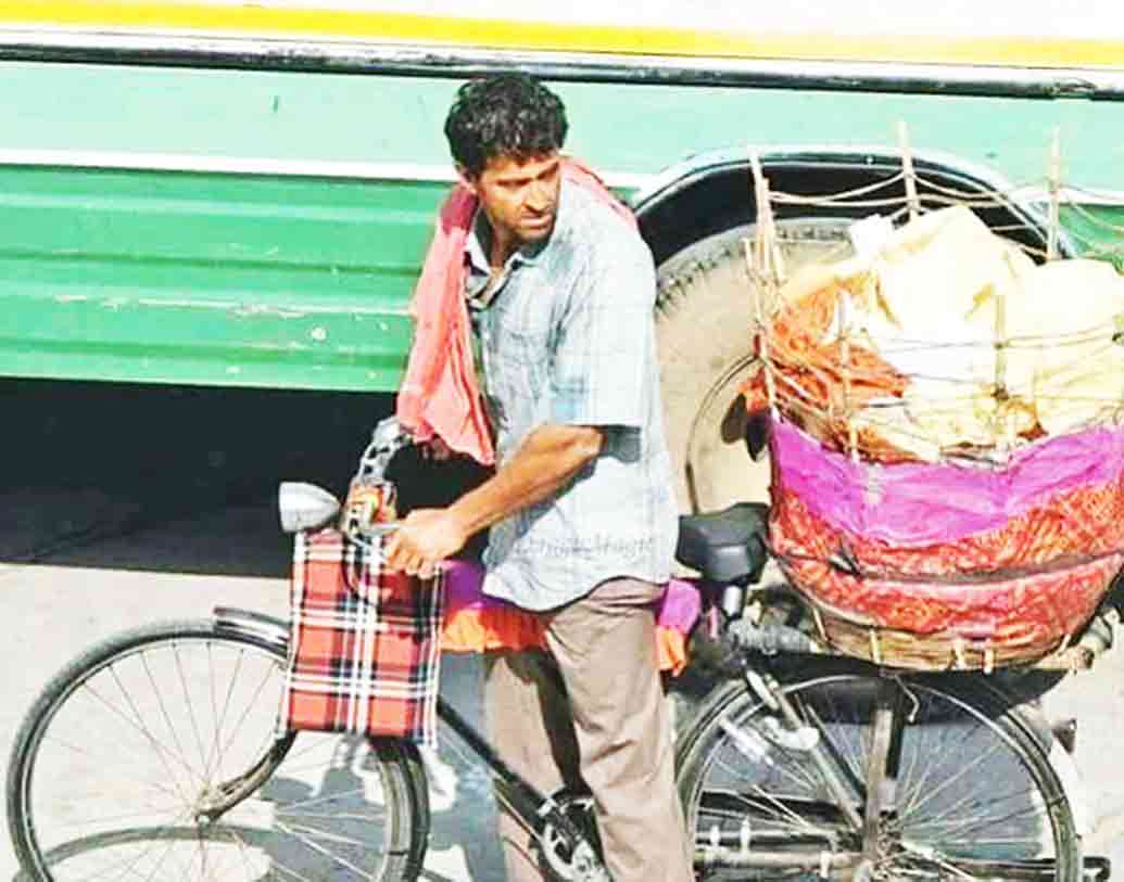 সুপার থার্টি: ম্যাথমেটিশিয়ান আনন্দ কুমারকে নিয়ে তৈরি হচ্ছে বায়োপিক ‘সুপার থার্টি’। বিকাশ বহেল পরিচালিত এই ছবিতে আনন্দ কুমারের ভূমিকায় দেখা যাবে হৃত্বিক রোশনকে। তবে ‘সুপার থার্টি’তে হৃত্বিকের লুকটি ভাইরাল হয়ে গিয়েছিল অনেক আগেই।