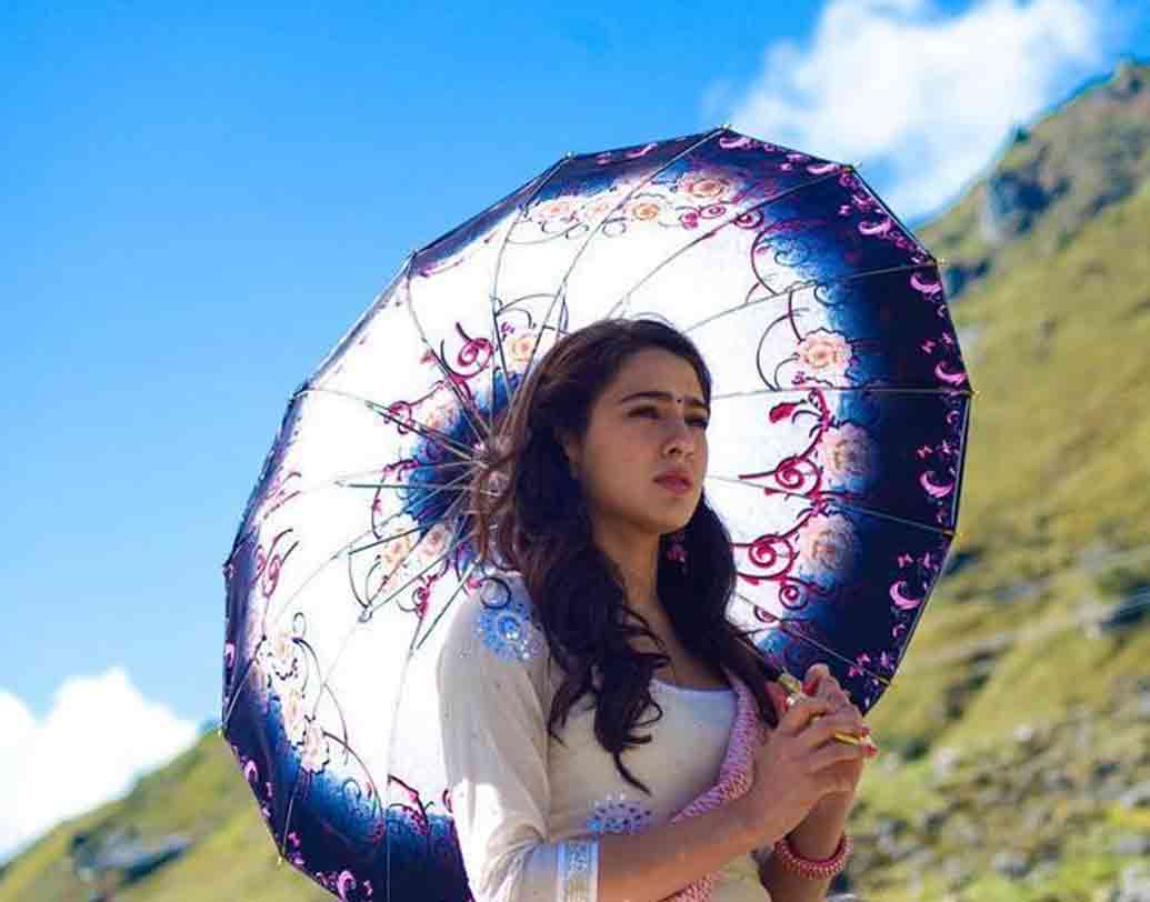 কেদারনাথ: সইফ আলি খানের কন্যা সারা আলি খানের ডেবিউ ছবি কেদারনাথ। সুশান্ত সিংহ রাজপুতের বিপরীতে দেখা যাবে সারাকে। যদিও মুক্তির আগেই ভাইরাল হয়ে যায় সারার লুক।