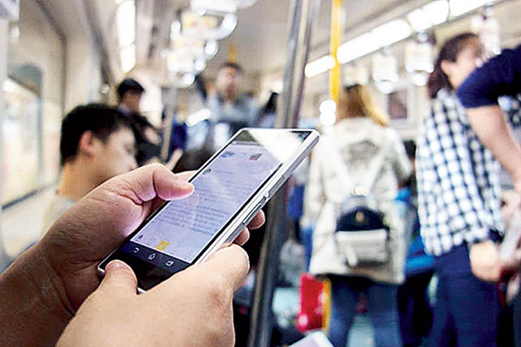 The trends of peeping in others mobile are increasing