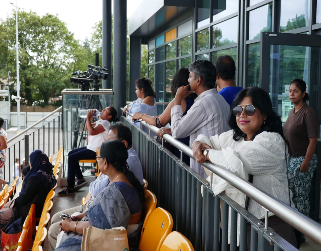 খেলা হল লন্ডন শহরের উপকণ্ঠে স্লাও শহরের টাউন ফুটবল ক্লাবে।