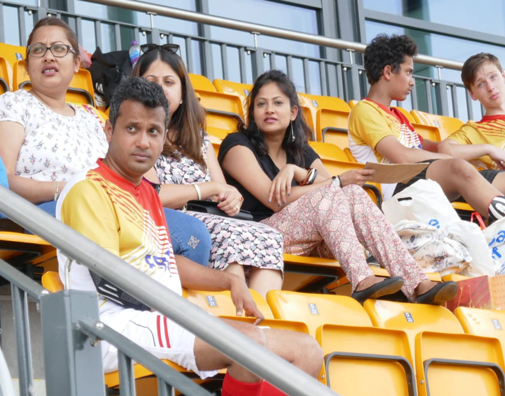 শুধু ইংল্যান্ড নয়, ইউরোপের বিভিন্ন দেশ থেকেও প্রবাসী বাঙালিরা হাজির হয়েছিলেন ডার্বির উত্তেজনার স্বাদ নিতে।