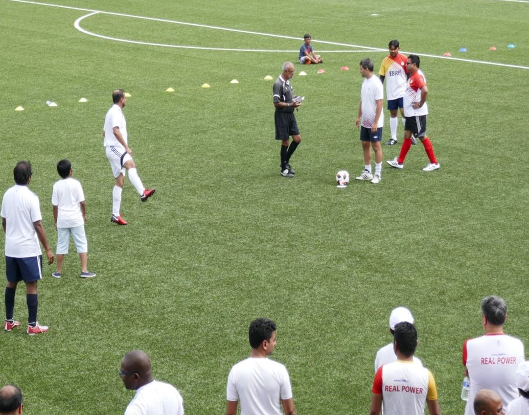 ইলিশ-চিংড়ির যুদ্ধে শেষ পর্যন্ত জিতল মোহলবাগানই। বিলেতের মাটিতে আমেদ খানের ইস্টবেঙ্গলকে ৪-১ গোলে হারিয়ে আইএফএ শিল্ডের দখল নিল শৈলেন মান্নার মোহনবাগান।