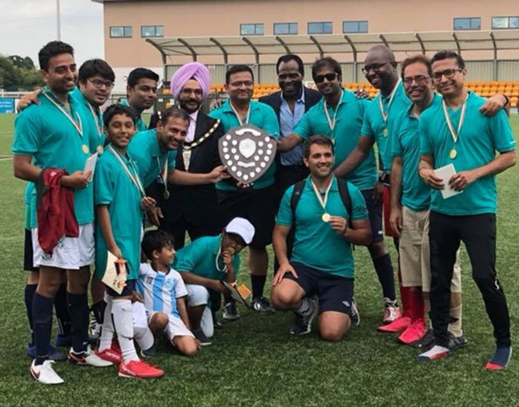 পুরস্কার দিলেন স্লাও শহরের মেয়র। খেলা শেষে অবশ্য দলাদলি ভুলে ইলিশ আর চিংড়ি মিশে গেল ফুড ফেস্টিভ্যালে। ছবি- ইন্ডিয়ান ফ্যান অ্যাসোসিয়েশনের থেকে সংগৃহীত