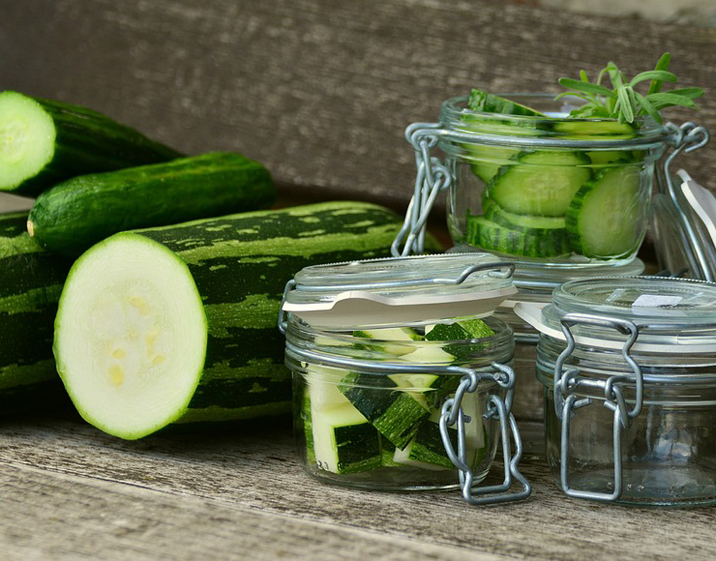 শশা: গোটাটাই ফাইবার আর জলে ভর্তি। তাই ডিটক্সিফিকেশনের গুণ রয়েছে শশায়। ফাইবারের আধিক্য খিদেও কমায়। শরীরের ফ্যাট নিয়ন্ত্রণে মেনুতে রোজ রাখুন শশা। সঙ্গে যদি টক দই রাখতে রাখেন তা হলে আরও ভাল। ছবি: পিক্সঅ্যাবে।