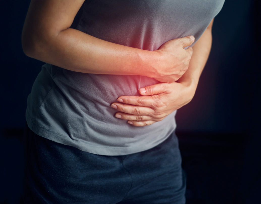 ঋতুচক্রের সময় তলপেটে ব্যথা, বমি বমি ভাব— এ সব ওভারিয়ান সিস্টের উপসর্গ। এ ছাড়া কোমরে টানা ব্যথা স্তনের শিথিলতা, অনিয়মিত ঋতুচক্র, শরীর ভারী লাগা, মলত্যাগ ও যৌনতার সময় সর্বদা ব্যথা লাগলেও সচেতন হোন। এ সব কিন্তু সিস্টের উপসর্গ। দ্রুত পরামর্শ নিন চিকিৎসকের।  ছবি: শাটারস্টক।