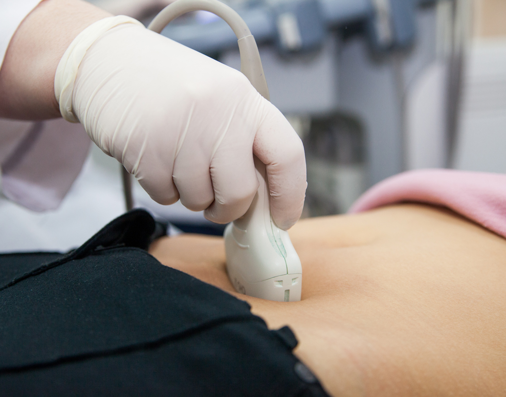 সিস্ট নিয়ে দুশ্চিন্তা কমাতে আলট্রাসোনোগ্রাফি করান। সেই রিপোর্টই বলে দেবে ঠিক কোন পর্যায়ে আছে অসুখ। তা থেকে আদৌ কোনও টিউমার তৈরির কোনও আশঙ্কা আছে কি না। ছবি: শাটারস্টক।