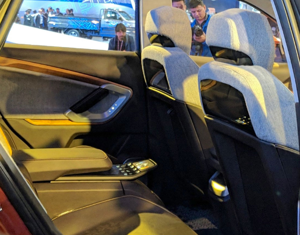 প্রথমে শোনা যাচ্ছিল পাঁচ এবং সাত আসন—দুই ভ্যারিয়েন্টের হ্যারিয়ার আনা হবে। কিন্তু পরে জানা যায়, পাঁচ আসনবিশিষ্ট হ্যারিয়ার বাজারে আনছে টাটা। অন্য নামে আনা হবে সাত আসনবিশিষ্ট এসইউভি।