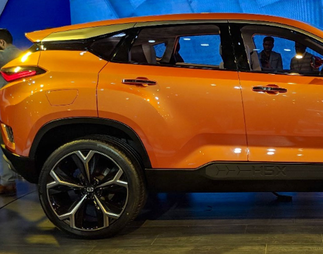 হ্যারিয়ার-এ ফিয়াট-এর ২.০ লিটার ডিজেল ইঞ্জিন ব্যবহার করা হতে পারে। টাটা এর পেট্রোল ভ্যারিয়েন্টও বাজারে আনতে পারে।