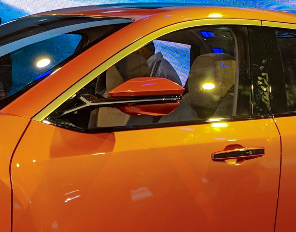 গাড়ির দরজার হ্যান্ডেলে টাচ সেন্সিটিভ লক-আনলক বাটন থাকবে। স্পোর্টি লুক দেওয়ার জন্য হেড ও টেল ল্যাম্পের কনস্পেটে বদল আনা হয়েছে।