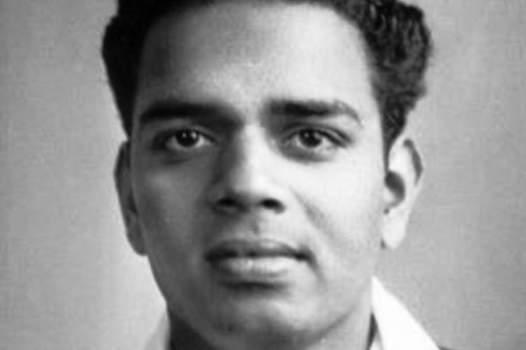 সঞ্জয় মঞ্জরেকরের বাবা বিজয় মঞ্জরেকর ১৯৫২ সালে লিডস টেস্টে ইংল্যান্ডের বিরুদ্ধে শতরান করেন। ২৭০ মিনিট ক্রিজে থেকে ১৩৩ করেন তিনি। যাতে ছিল ১৯ বাউন্ডারি। কুড়ি বছর বয়সি যখন নেমেছিলেন, তখন প্রথম দিনের সকালে ৪২ রানে তিন উইকেট হারিয়ে বেশ চাপে ভারত। চতুর্থ উইকেটে অধিনায়ক বিজয় হাজারের সঙ্গে ২২২ রান যোগ করেন তিনি।