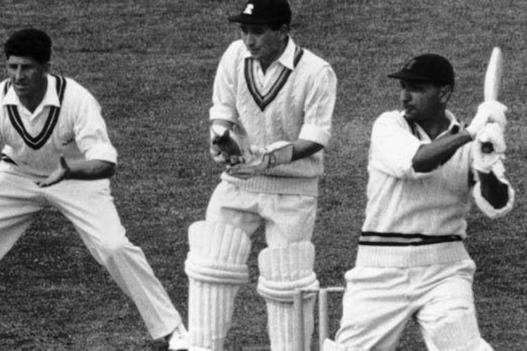 প্রথম টেস্টেই শতরান করেছিলেন আব্বাস  আলি বেগ। ১৯৫৯ সালে ম্যাঞ্চেস্টারে প্রথম ইনিংসে করেছিলেন ২৬। দ্বিতীয় ইনিংসে করেন ১১২। ৫৪৮ রানের জয়ের লক্ষ্য তাড়া করে চতুর্থ ইনিংসে আব্বাসের শতরান অবশ্য পরাজয় আটকাতে পারেনি। ওই টেস্টে শতরান করেন পলি উমরিগড়ও। তবে আব্বাস আলি বেগ মোট দশ টেস্ট খেললেও আর শতরান করতে পারেননি।