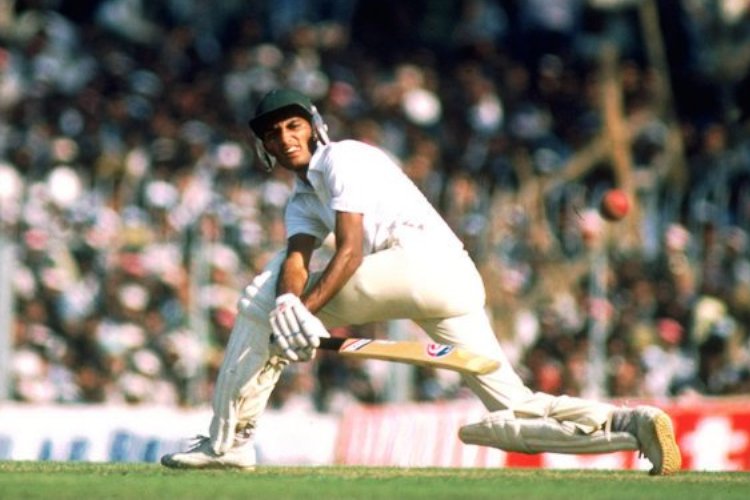 ১৯৯০ সালের ইংল্যান্ড সফরে প্রথম টেস্টে মহম্মদ আজহারউদ্দিন করেছিলেন ১২১। এই ইনিংস ছিল রীতিমতো আক্রমণাত্মক। ১১১ বলের ইনিংসের স্ট্রাইক রেট ছিল ১০৯! যাতে ছিল ২২ বাউন্ডারি। তবে পরাজয় আটকাতে পারেননি। সেই সফরেই দ্বিতীয় টেস্টের প্রথম ইনিংসে করেছিলেন ১৭৯। ২৮১ মিনিট ক্রিজে থেকে মেরেছিলেন ২১টি চার ও একটি ছয়।