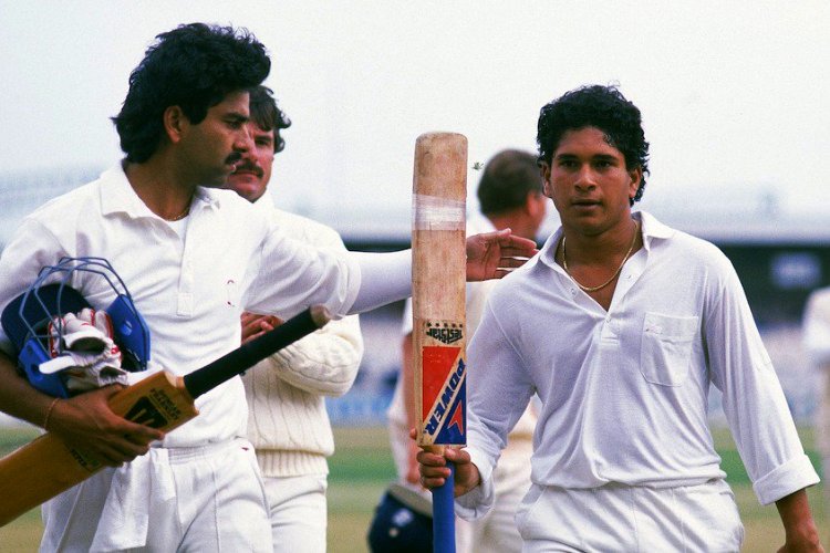 মাত্র ১৭ বছর বয়েস কেরিয়ারের প্রথম টেস্ট শতরান করেছিলেন সচিন তেন্ডুলকর। ১৯৯০ সালের ওল্ড ট্র্যাফোর্ডে ১১৯ রানে অপরাজিত ছিলেন তিনি। প্রথম ইনিংসে ৬৮ করেছিলেন। দ্বিতী ইনিংসে ৪০৮ রানের জয়ের লক্ষ্য তাড়া করে ভারত যখন ১০৯-৪, নেমেছিলেন তিনি। ওই বয়সে দ্বিতীয় সবচেয়ে কমবয়সি হিসেবে টেস্টে শতরান করেছিলেন সচিন।