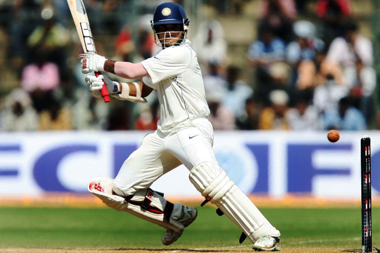 অভিষেকেই টেস্ট শতরান। সেটাও লর্ডসে। তিন নম্বরে নেমে রাজকীয় ভঙ্গিতে। সিধু হঠাত্ দেশে ফিরে আসায় সুযোগ এসেছিল বেহালার বাঁ-হাতির সামনে। আর সেই সুযোগ দারুণ ভাবে কাজে লাগিয়েছিলেন সৌরভ গঙ্গোপাধ্যায়। ১৩১ রানের ইনিংসে ছিল ২০ বাউন্ডারি। প্রথম ইনিংস হেরে গিয়েছিল ভারত। সৌরভের শতরান দ্বিতীয় টেস্টে ভারতের অবস্থান মজবুত করে।