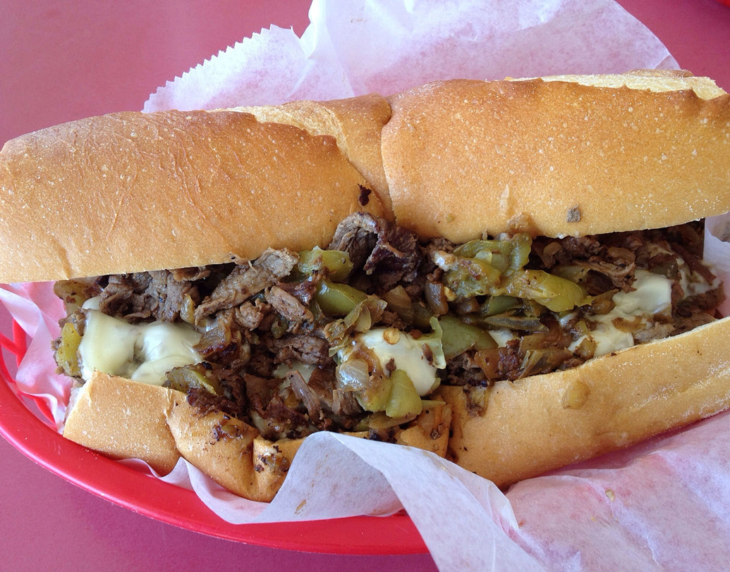 দ্য ফিলি চিজস্টিক, ইউএসএ: এটি ১৯৩০ সালে ফিলাডেলফিয়ায় দুই বন্ধু প্যাট ও হ্যারি অলিভিয়ারি মিলে এই স্যান্ডউইচ তৈরি করেন। দু’টি বানের মধ্যে বিফ ও গলানো চিজ দিয়ে তৈরি করা হয় এই স্যান্ডউইচ। এর উপরে অনেকেই ছড়ান পিঁয়াজ ভাজা, মাশরুম বা লঙ্কা। ছবি: উইকিপিডিয়া।