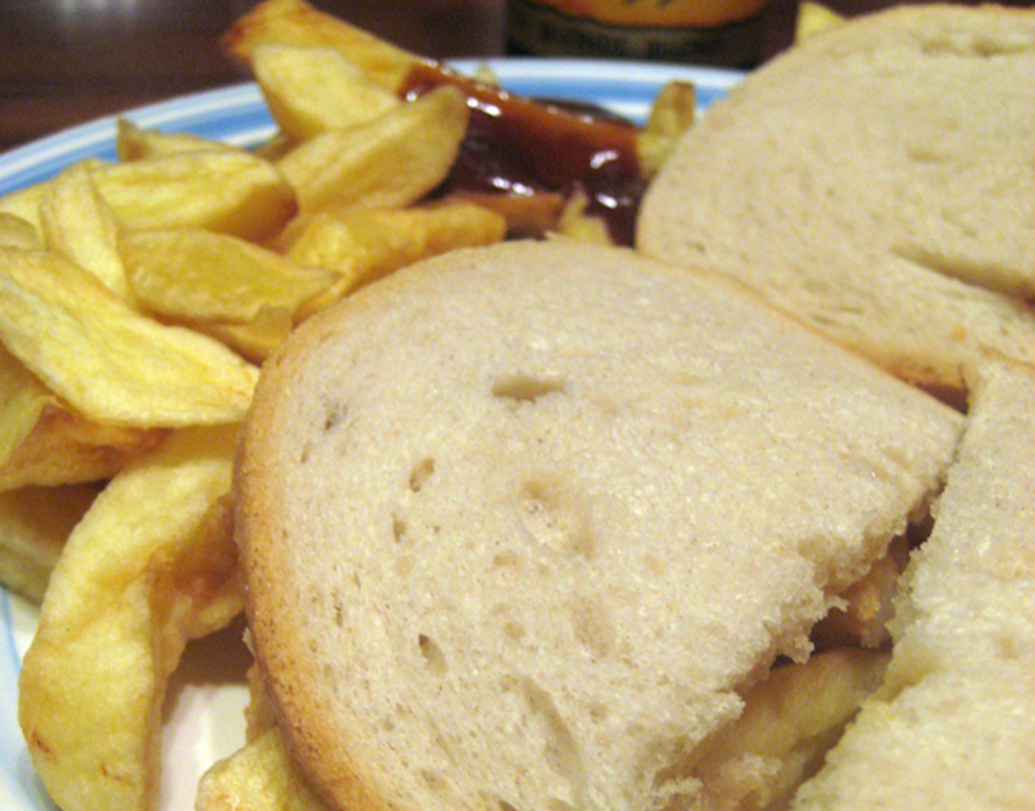 চিপ বাটি, ইউকে: ইংরেজদের পছন্দের এই স্যান্ডউইচ বানানো খুব সহজ। সাধারণত, রাতের খাবার হিসাবে একে তাঁরা ব্যবহার করে থাকেন। পাউরুটির টুকরোর গায়ে মাখন লাগিয়ে মাঝে মোটা মোটা চিপস দিয়ে প্যাক করা হয় এই স্যান্ডউইচ। উপর দিয়ে পছন্দের সস যোগ করা হয়।এই স্যান্ডউইচ বিশ্ব জুড়ে বেশ জনপ্রিয়। ছবি: উইকিপিডিয়া।